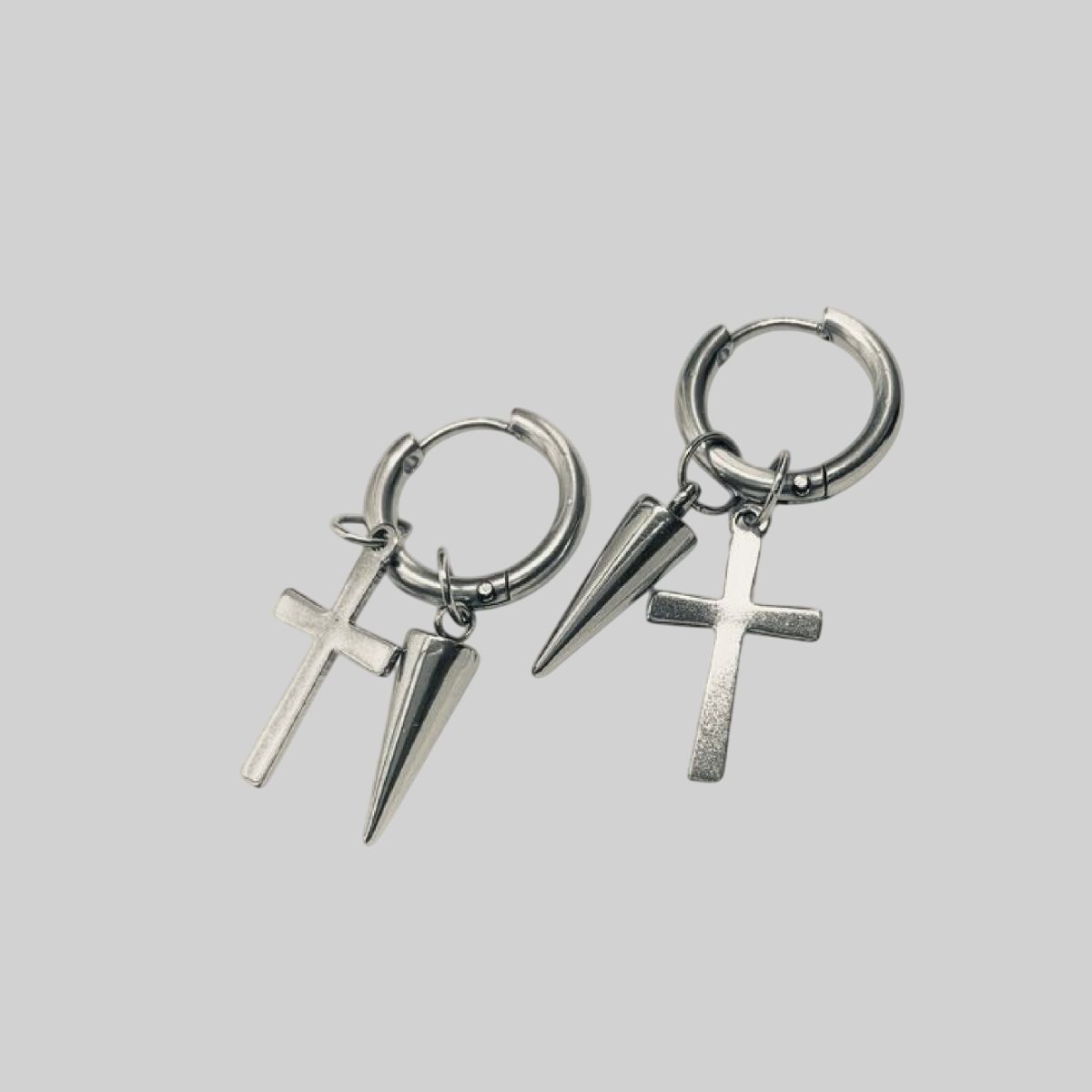 Aretes con púas y cruz