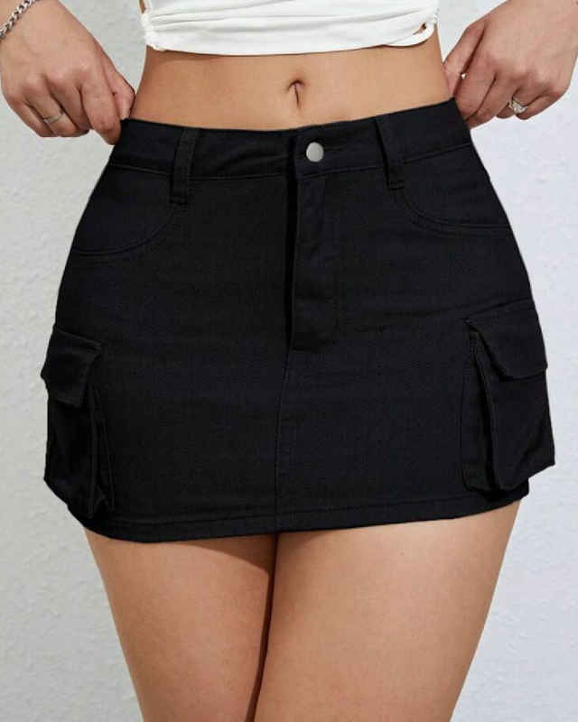 Falda corta estilo cargo negra