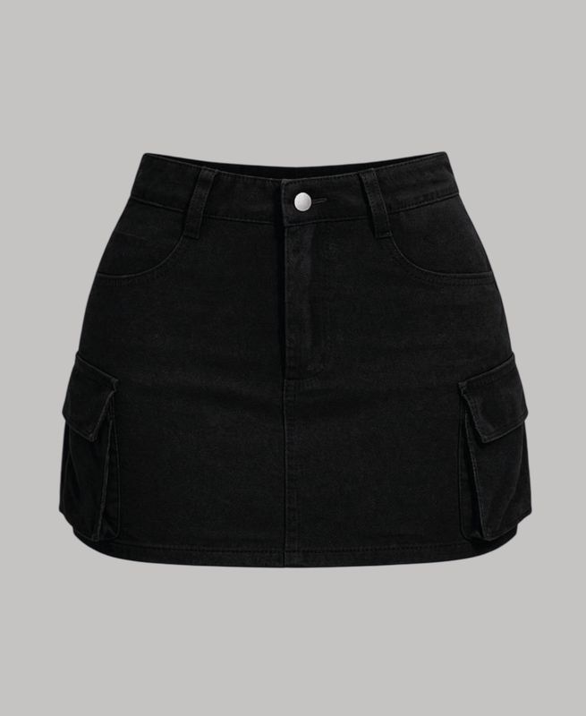 Falda corta estilo cargo negra
