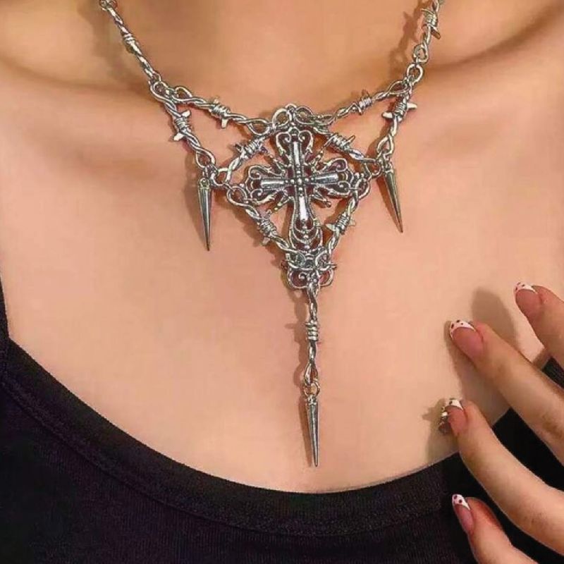 Collar de púas y cruz