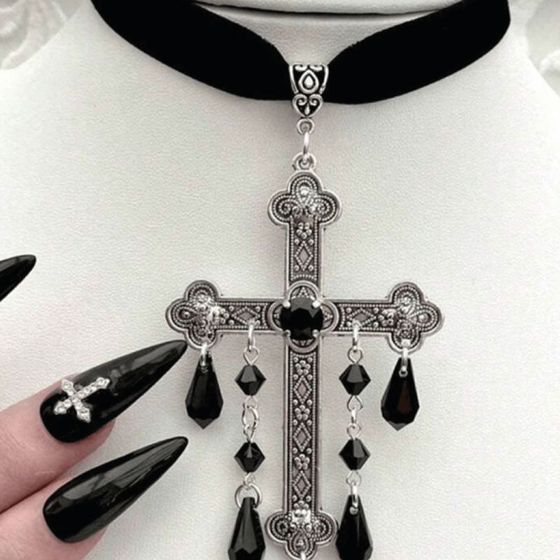 Choker cruz con lágrimas