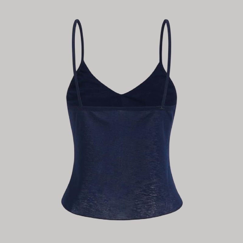 Top azul con bordado floral