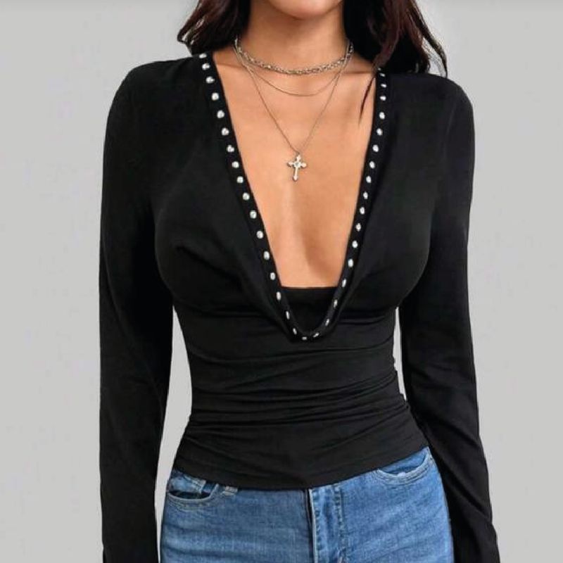 Blusa manga larga cuello caído con remaches
