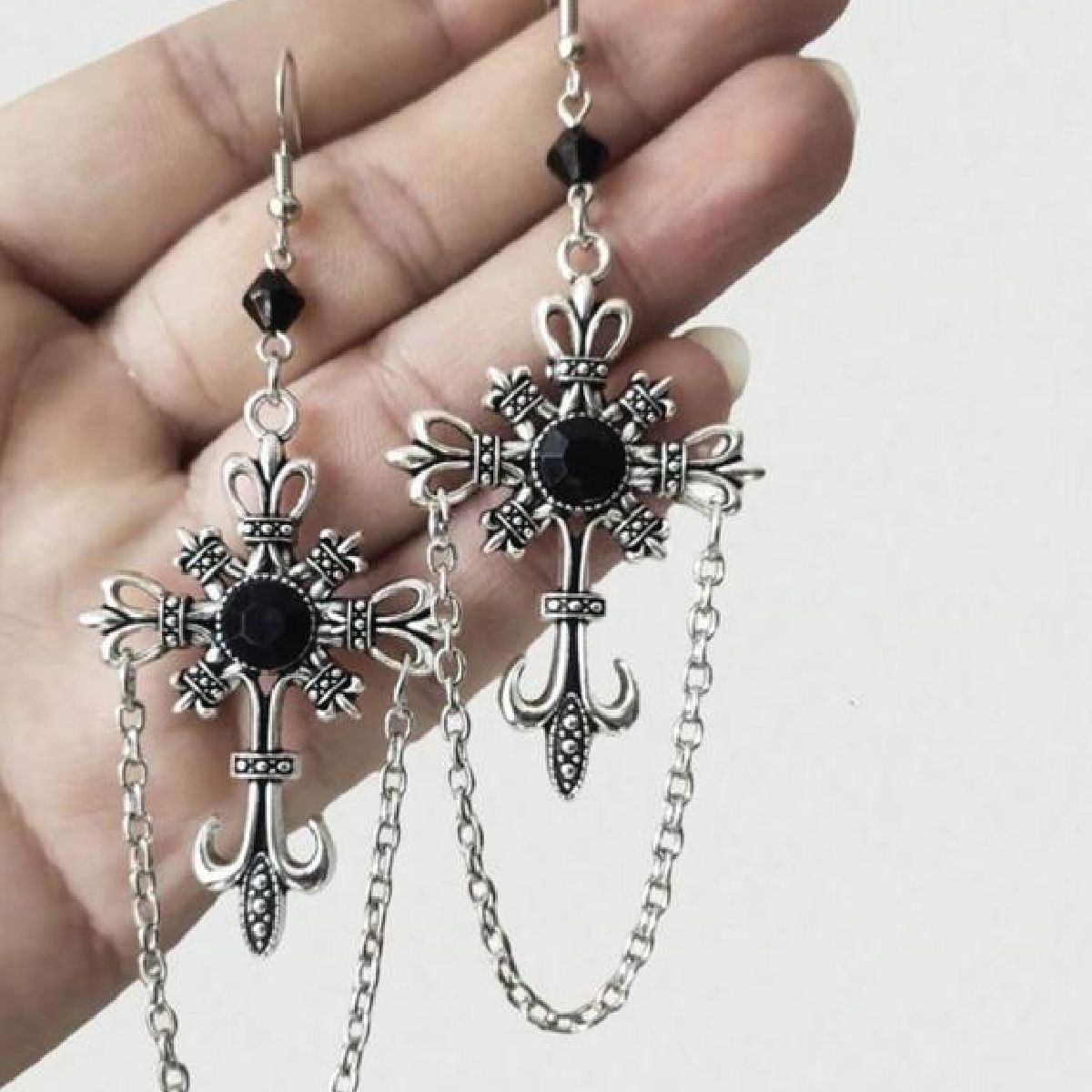 Aretes cruz con perla negra