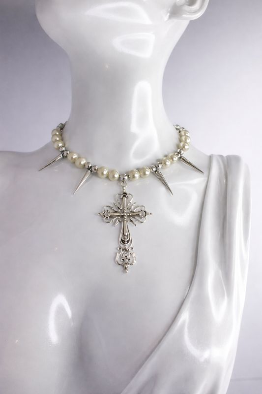 Collar de púas con dije de cruz