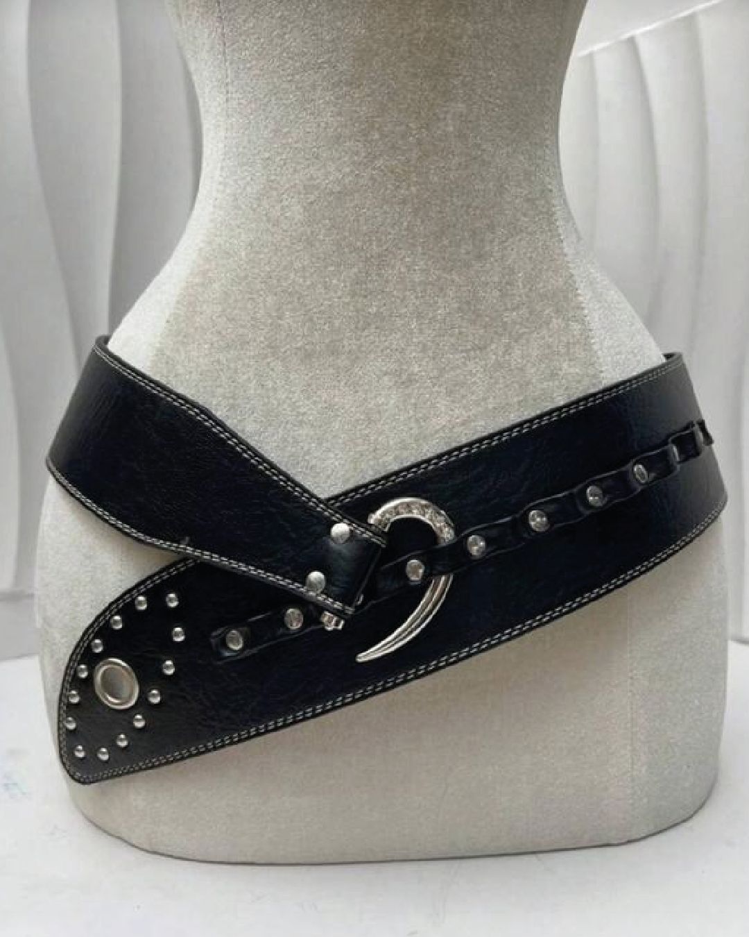 Cinturón en V “V-Shape Belt”