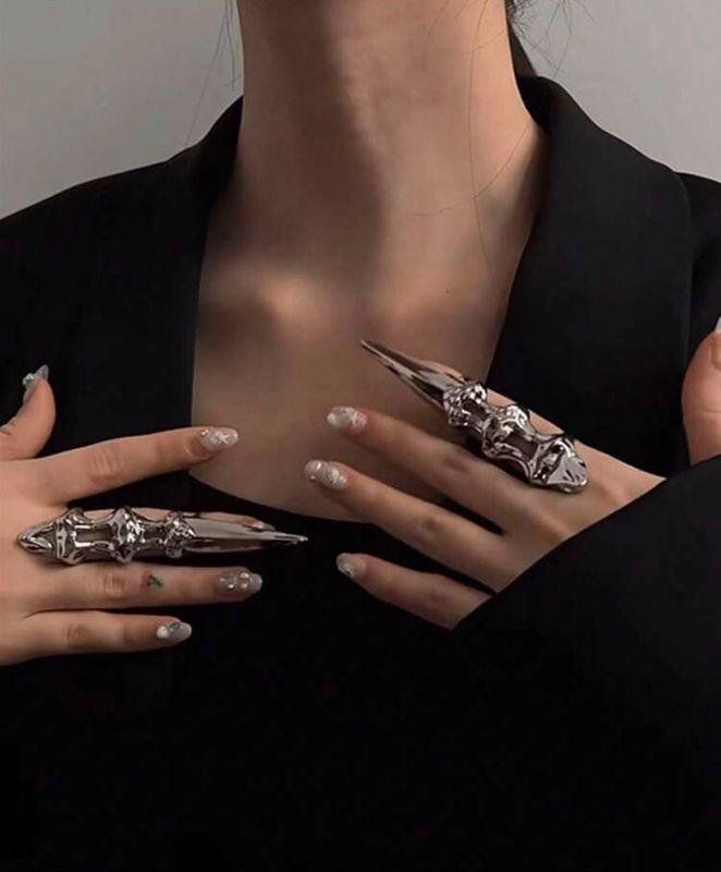 Anillo gótico “Claw Nail Ring”