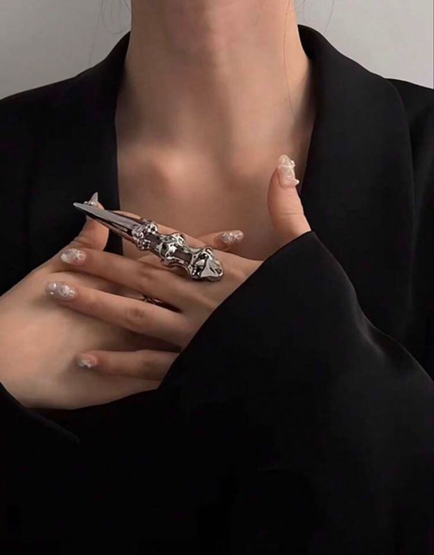 Anillo gótico “Claw Nail Ring”