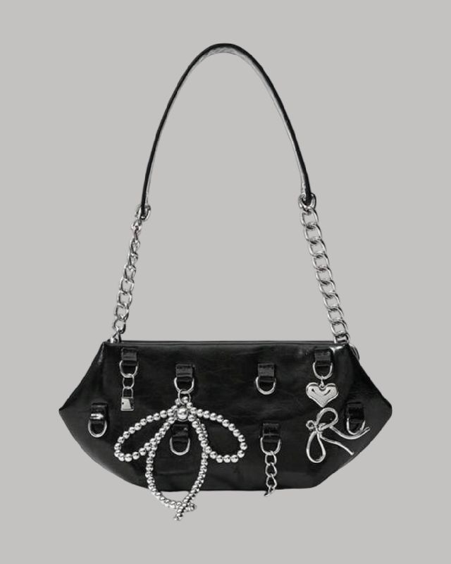 Bolso de hombro con dijes “Charm Loaded Shoulder Bag”