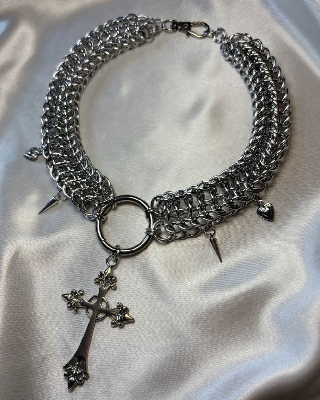 Collar de cruz con púas y corazones