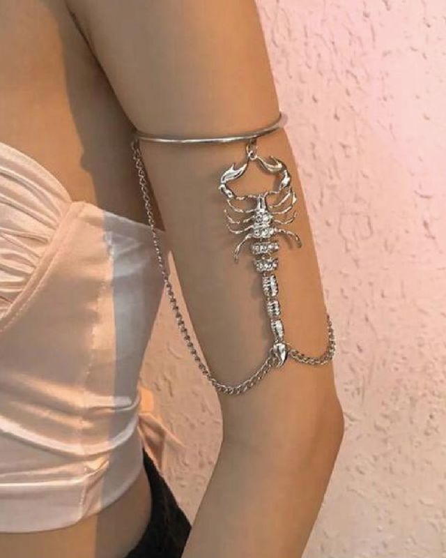 Brazalete de escorpión plateado