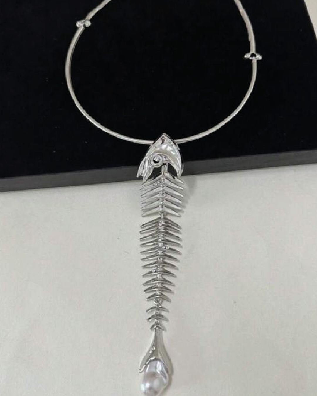 Collar único estilo pez