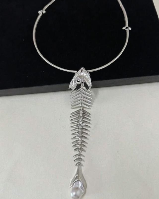 Collar único estilo pez