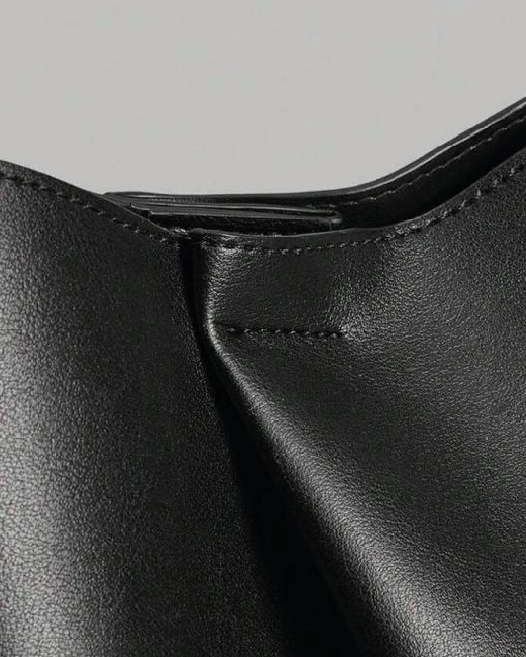 Bolso de cuerina espacioso