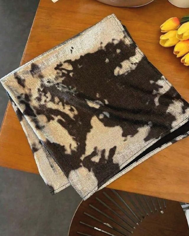 Pañuelo triangular estilo serpiente