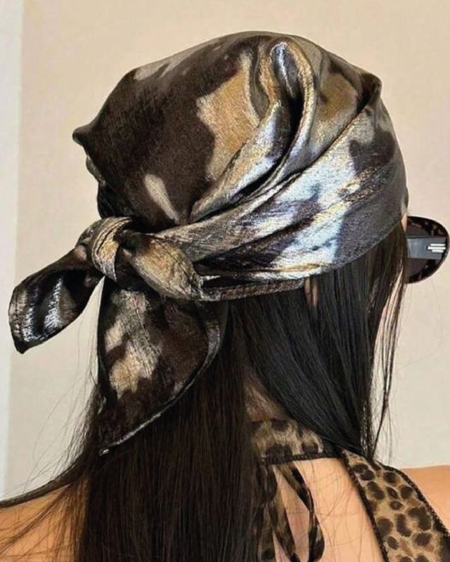 Pañuelo triangular estilo serpiente