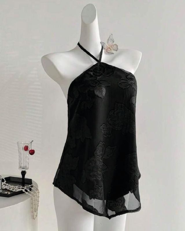 Blusa floral con detalle en el cuello