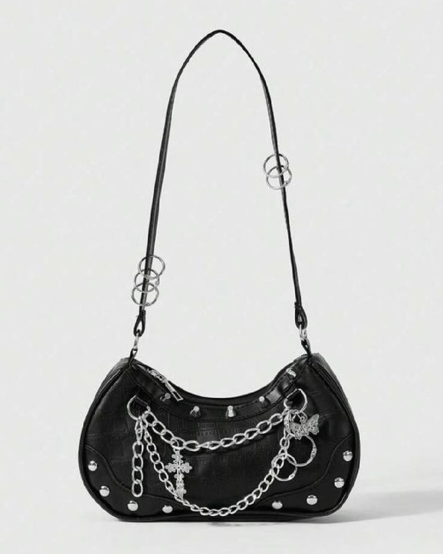 Bolso de cuerina con cadenas
