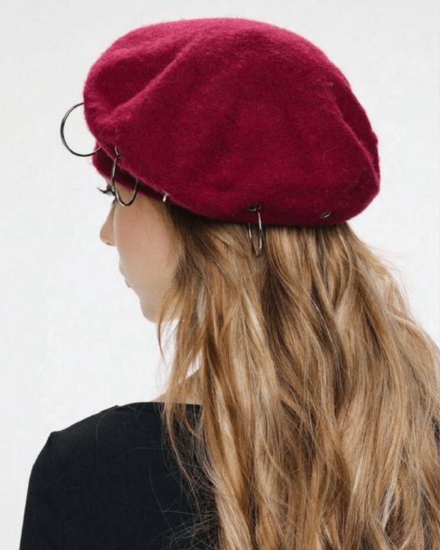 Boina roja con diseño