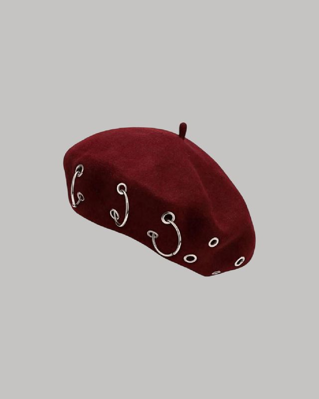 Boina roja con diseño