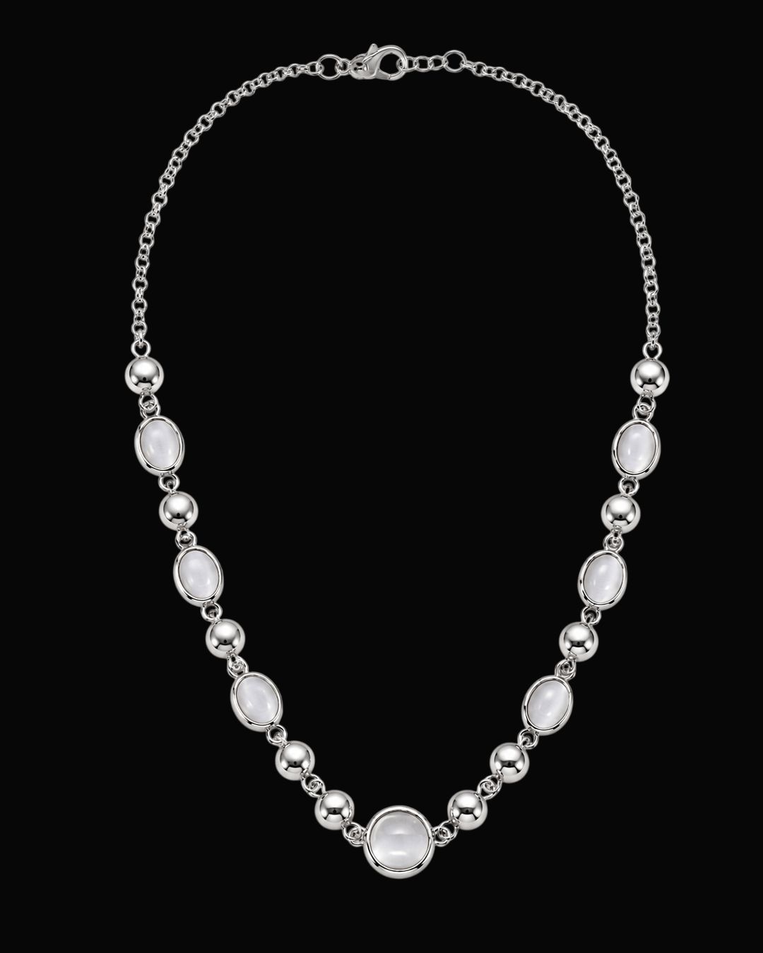 Collar de acero con perlas.