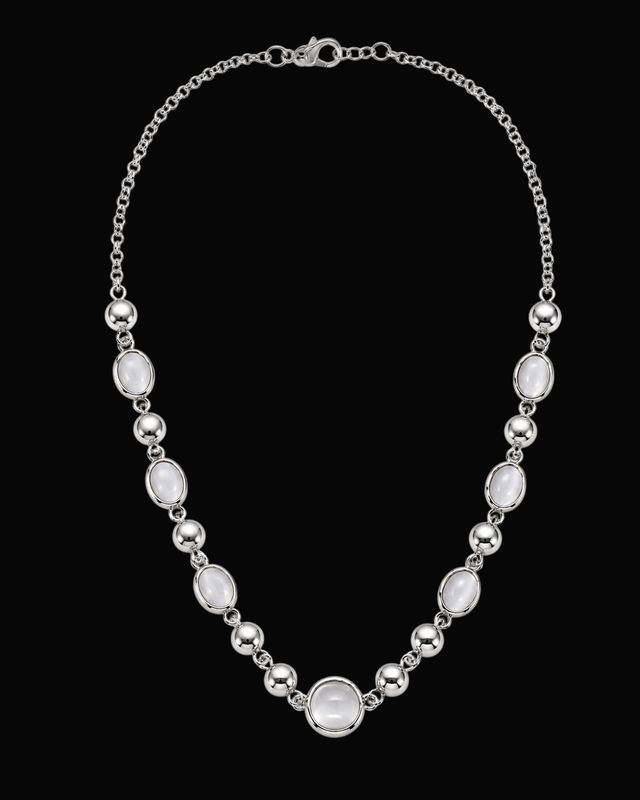 Collar de acero con perlas.
