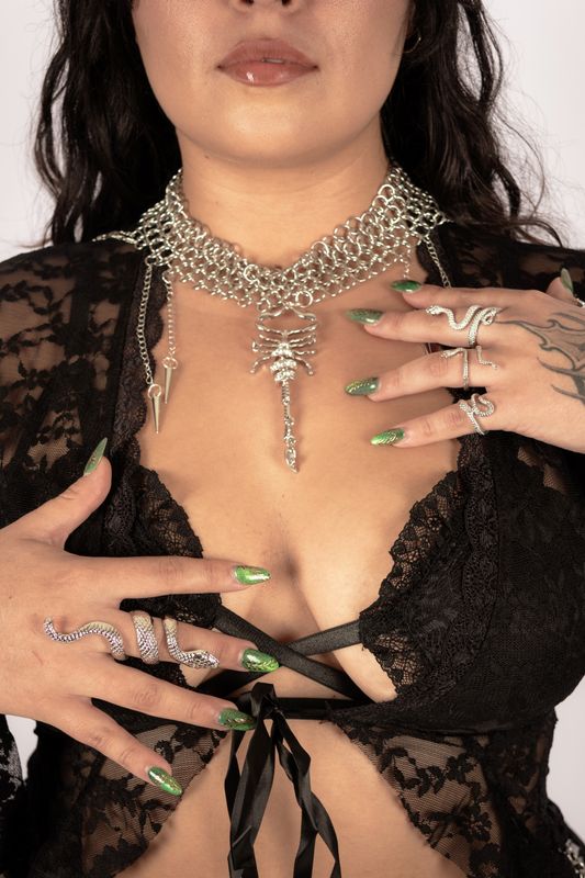 Choker con dije de alacrán