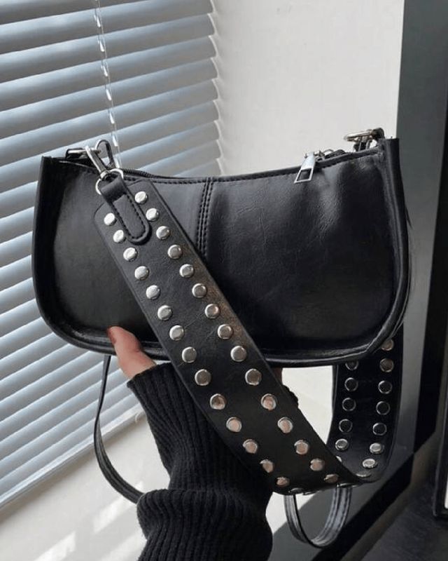Bolso con remaches