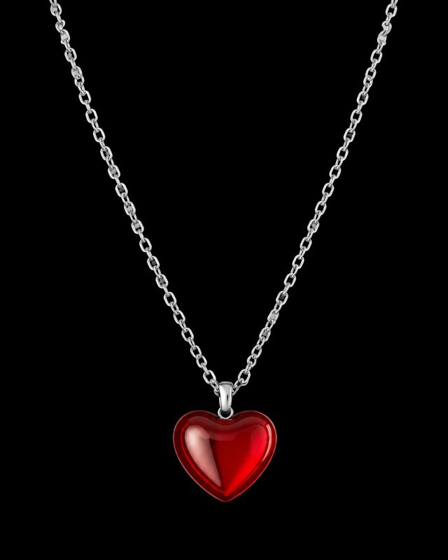 Collar con corazón rojo