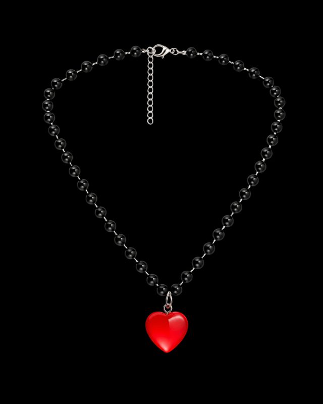 Collar con corazón rojo