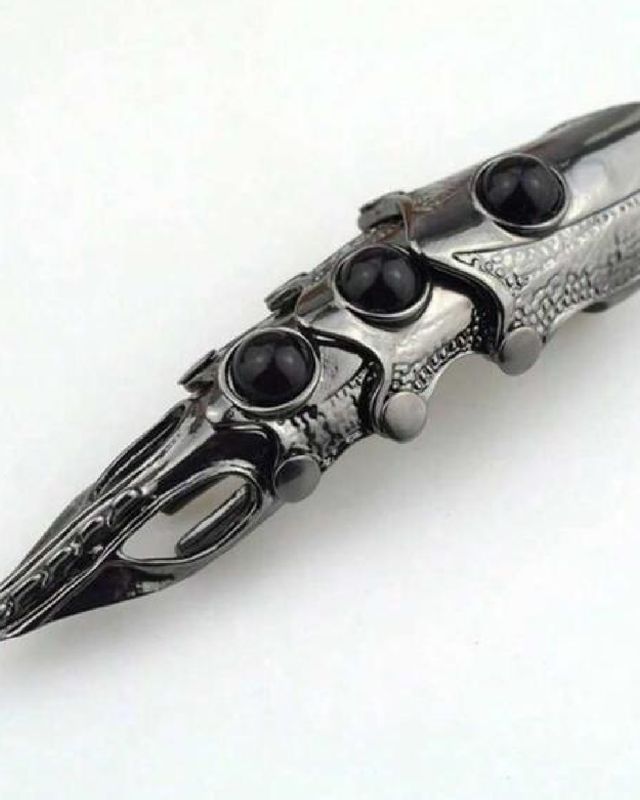 Anillo de piedra estilo medieval