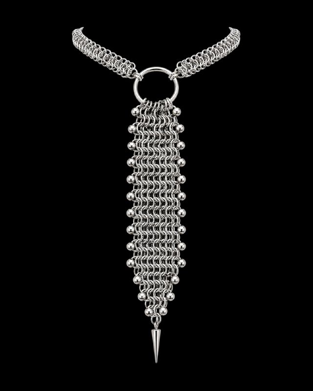 Collar tipo corbata corta con púas
