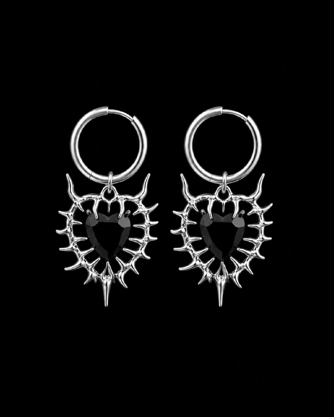 ​Aretes de corazón con diseño 🖤✨