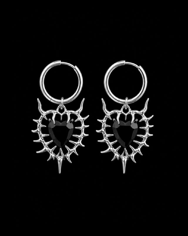 ​Aretes de corazón con diseño 🖤✨