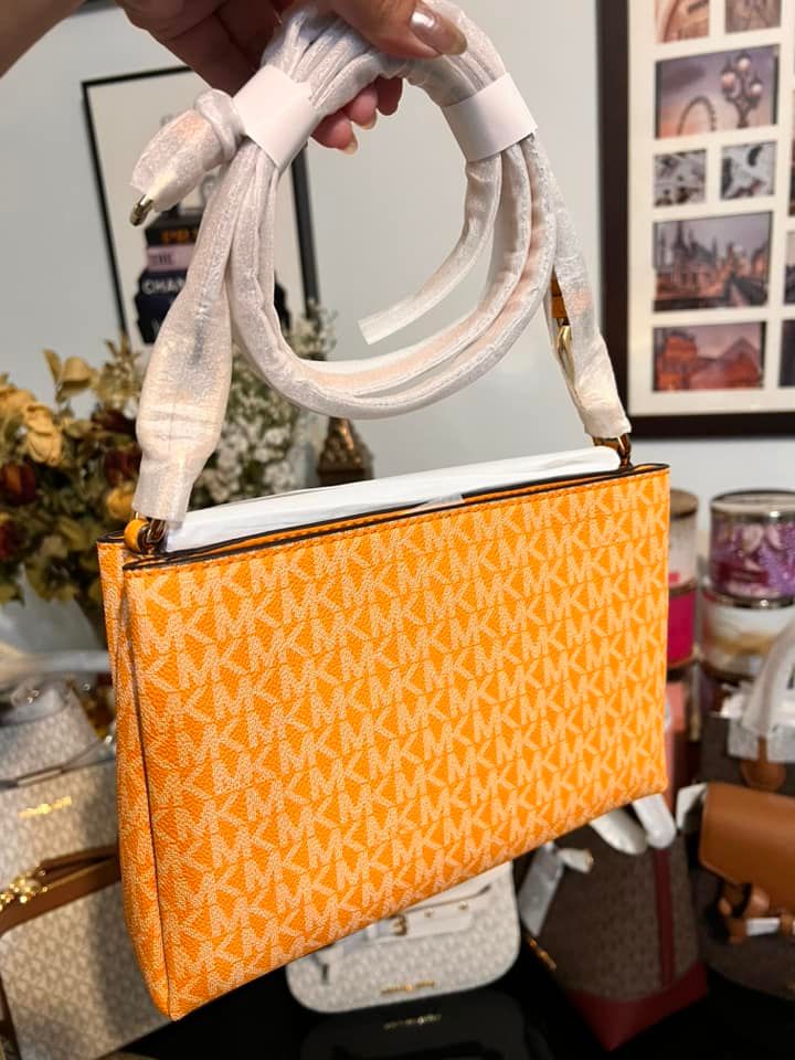 MICHAEL KORS 1002 SLING BAG
