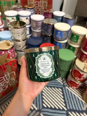 UNDER THE CHRISTMAS TREE 3WICKS INTRANSIT B14