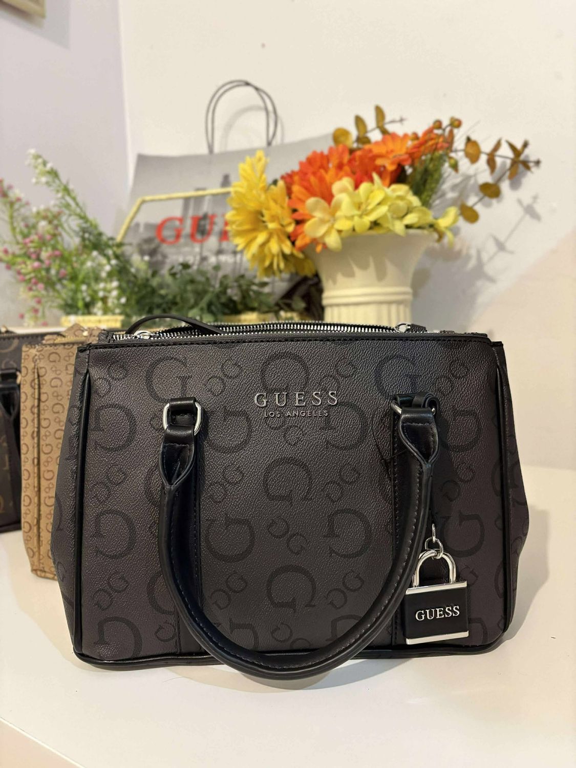 GUESS 009 INTRANSIT B14 with paperbag