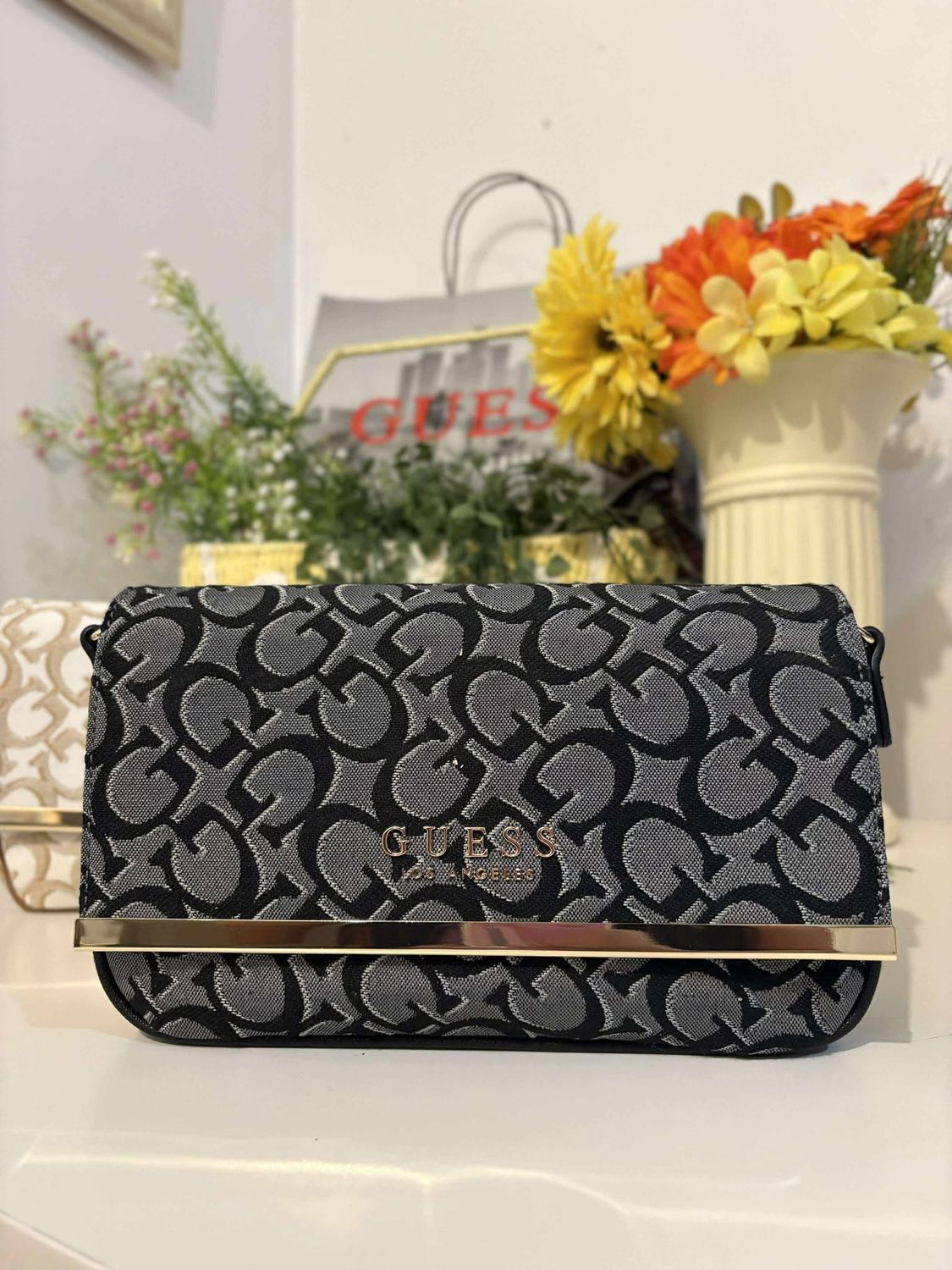 GUESS 017 INTRANSIT B14 with paperbag