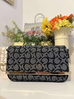 GUESS 017 INTRANSIT B14 with paperbag