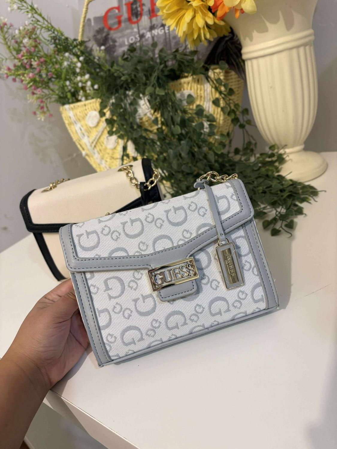 GUESS 019 INTRANSIT B14 with paperbag