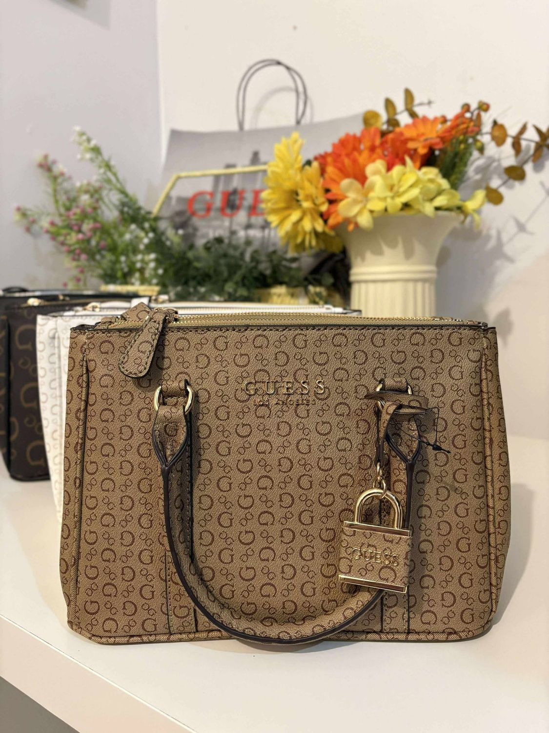 GUESS 008 INTRANSIT B14 with paperbag