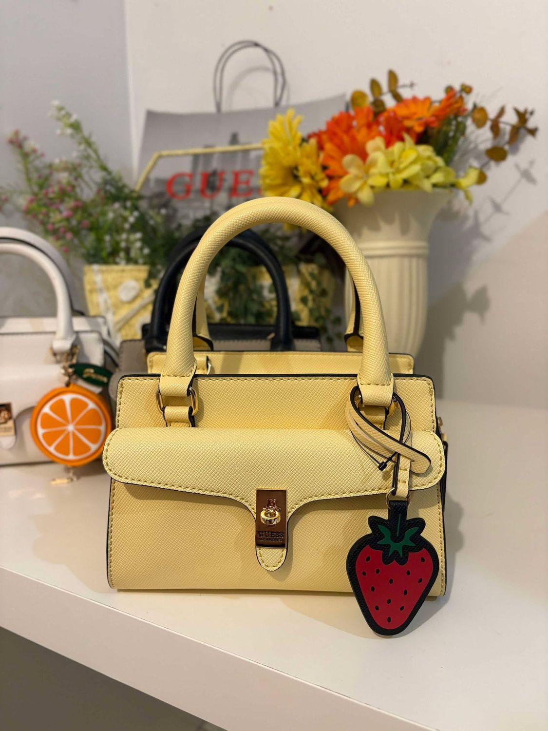 GUESS 012 INTRANSIT B14 with paperbag