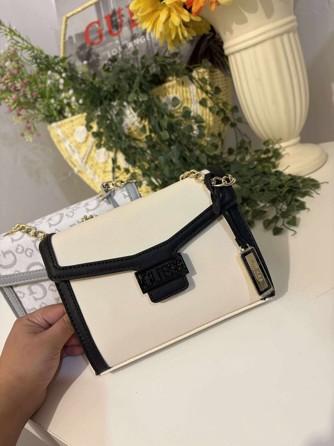 GUESS 020 INTRANSIT B14 with paperbag