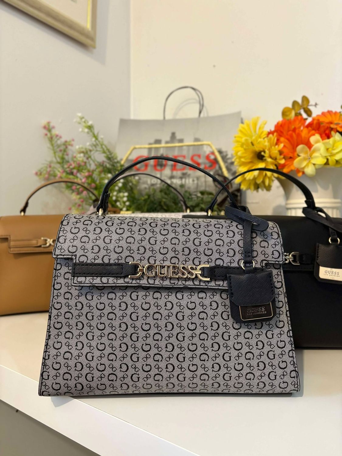 GUESS 003 INTRANSIT B14 with paperbag