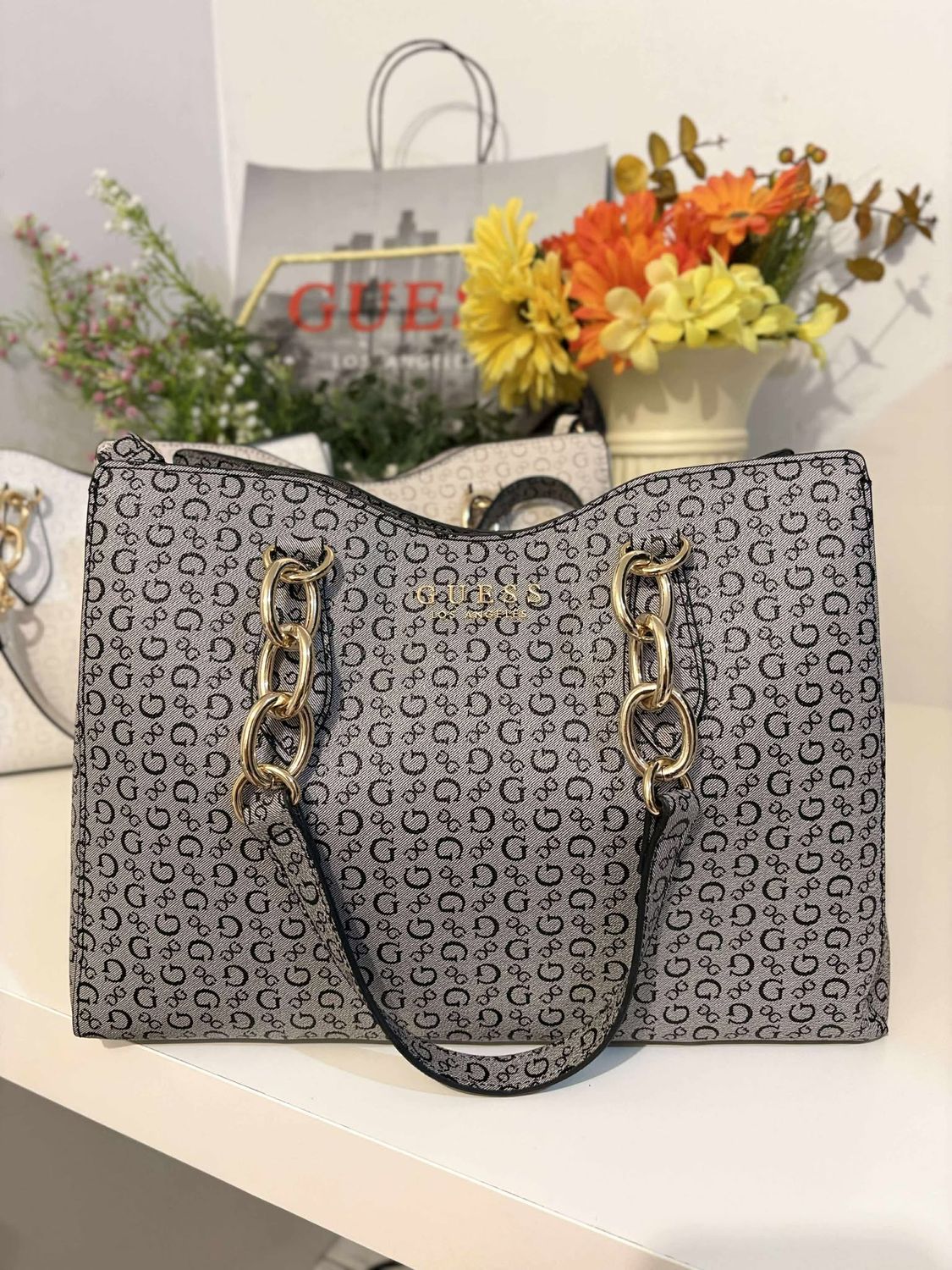 GUESS 006 INTRANSIT B14 with paperbag