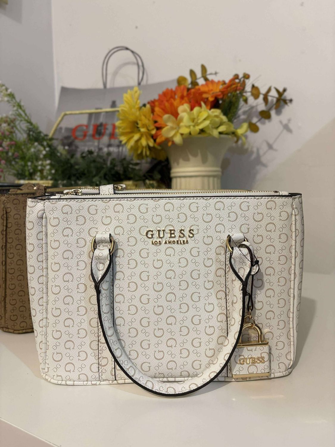 GUESS 010 INTRANSIT B14 with paperbag