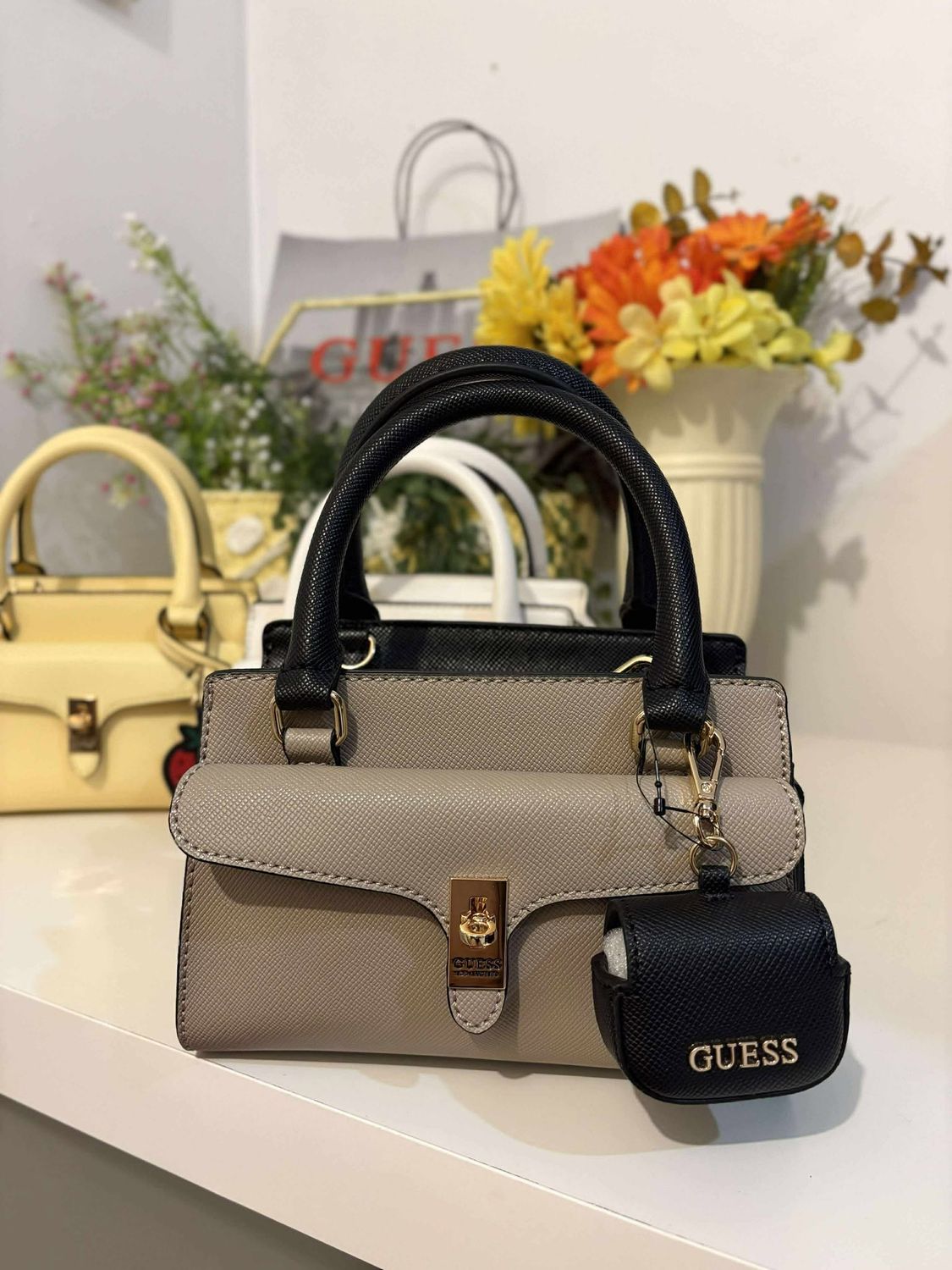 GUESS 013 INTRANSIT B14 with paperbag