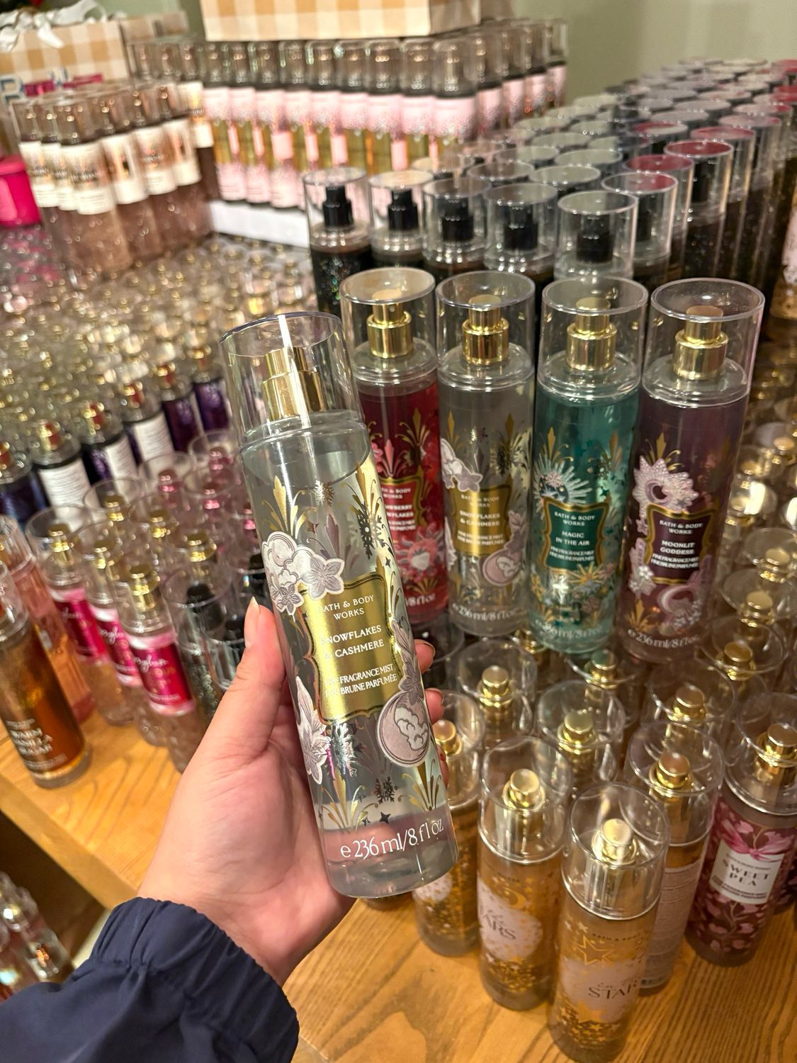 SNOWFLAKES &amp; CASHMERE MIST PRE-ORDER B17