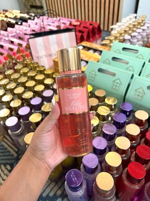 VS MILKY MADELINE DEC/JAN EXTRAB25