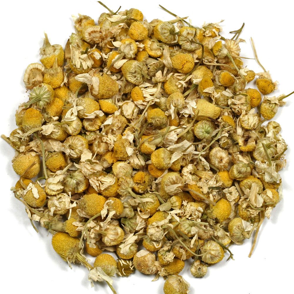 Chamomile: dried flowers with relaxing properties, ideal for preparing soothing and natural infusions